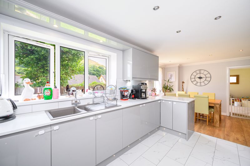 Kitchen/Breakfast Room- click for photo gallery
